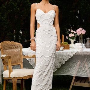 Elegant White Sleeveless Dress